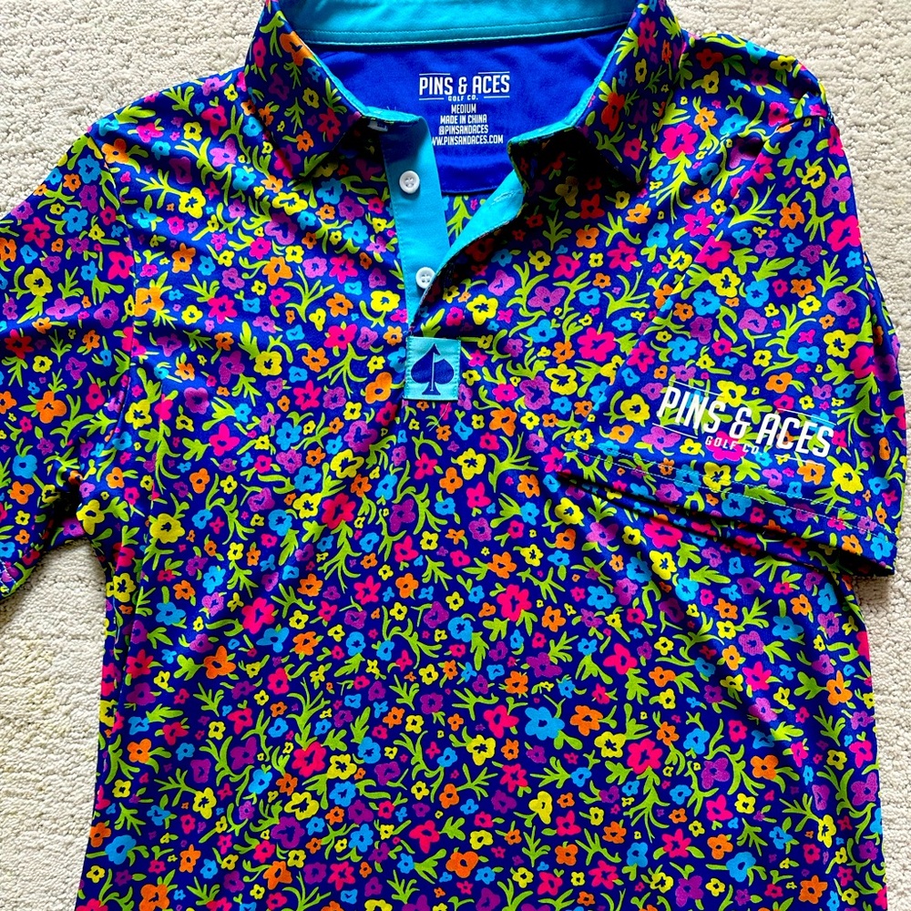 Pins & Aces Golf Polo. Men’s Medium. Bright floral design.